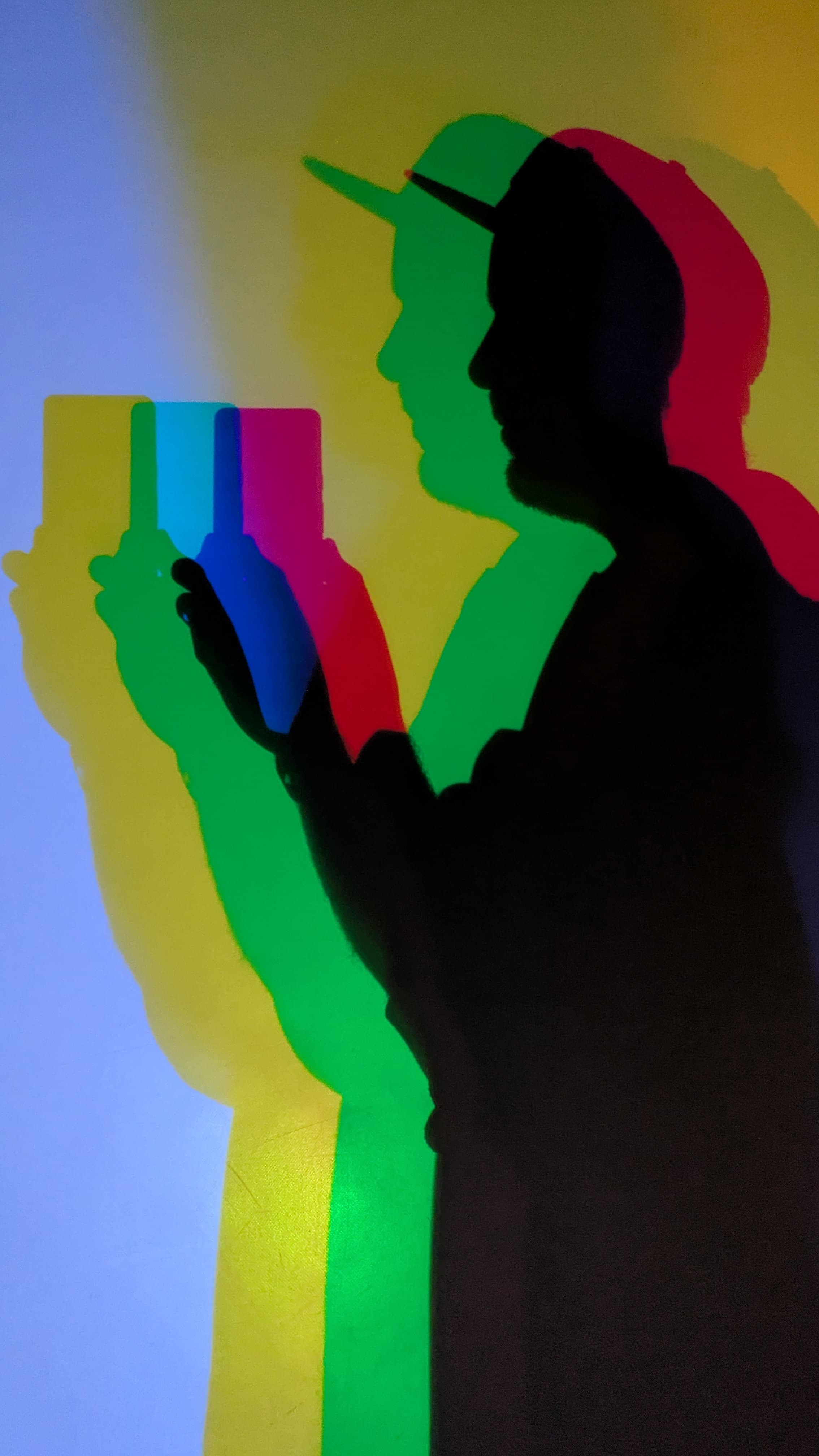 Buntes Schatten-Selfie von Herr Bannert an einer Lichtinstallation in der Experimenta